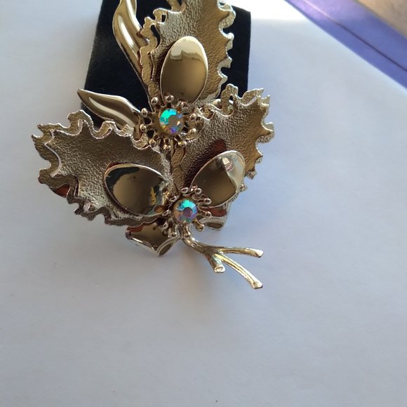 Silver tone oak leaf pin on brooch - Picture 4 of 5